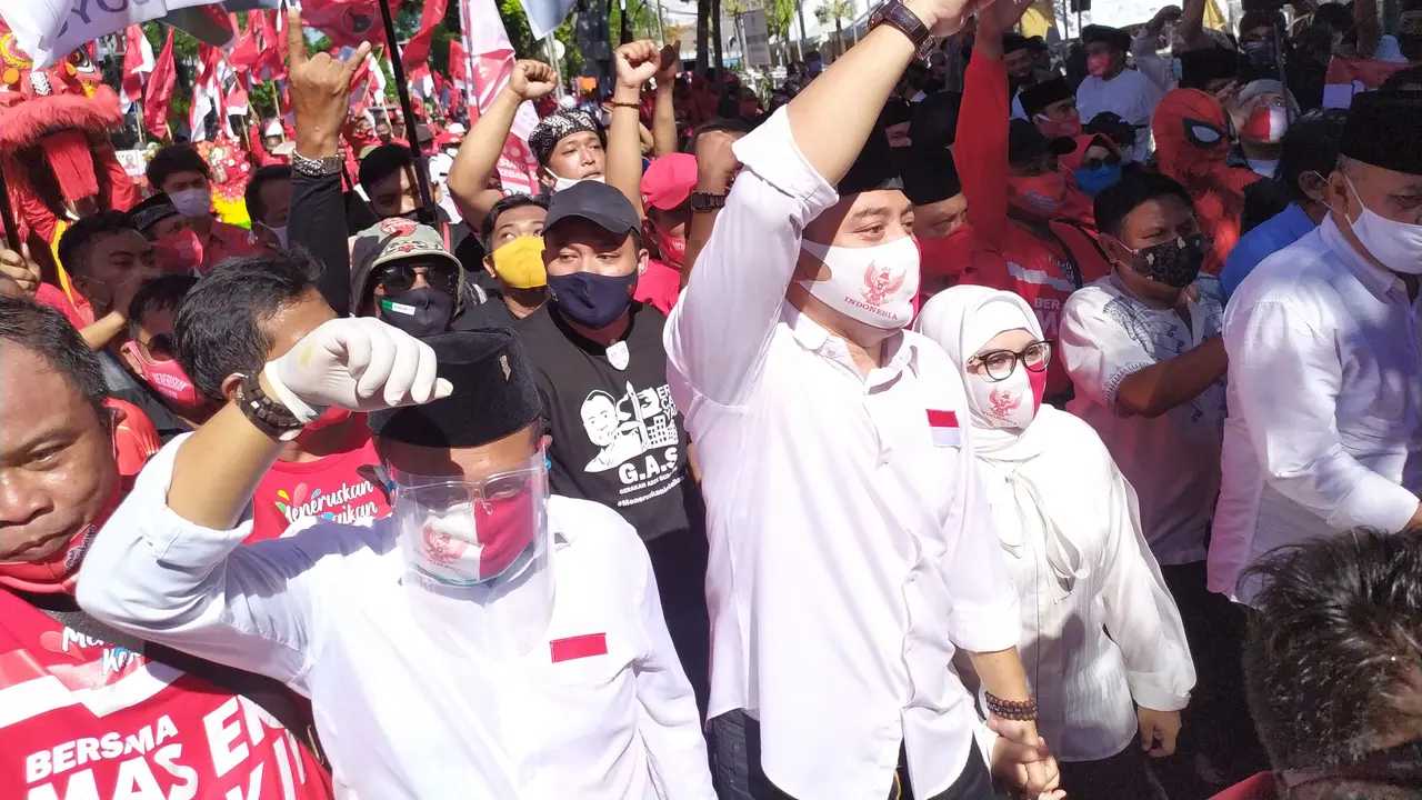 Pasangan bakal calon wali kota dan wakil wali kota Surabaya, dari PDI Perjuangan, Eri Cahyadi- Armuji mengenakan kemeja putih tiba di kantor KPU Surabaya