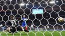 Striker Prancis, Kevin Gameiro, mencetak gol ke gawang Bulgaria pada laga lanjutan Grup A Kualifikasi Piala Dunia 2018, di Stadion Stade de France, Sabtu (8/10/2016) dini hari WIB. (AFP/Franck Fife)