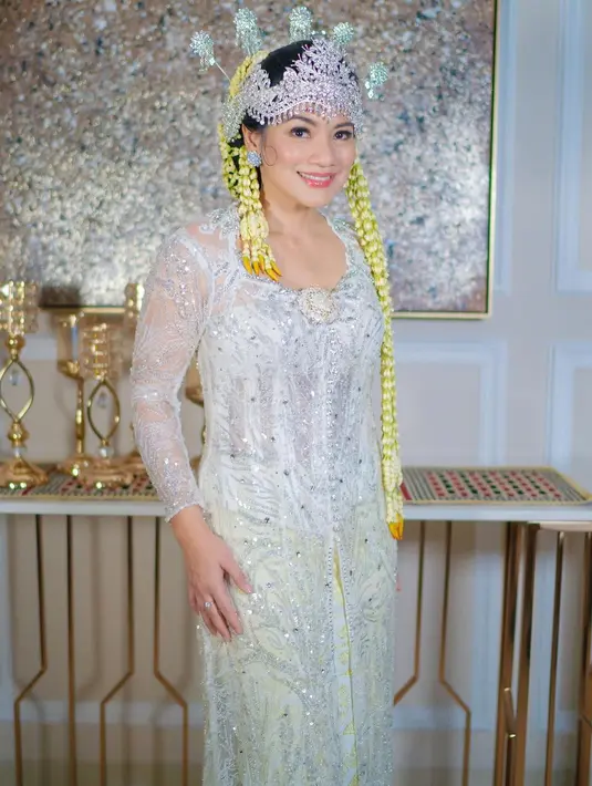 Kebaya berpayet itu tampak dipadukan dengan kain batik dan bros sebagai pemanis. [@titi_kamall]