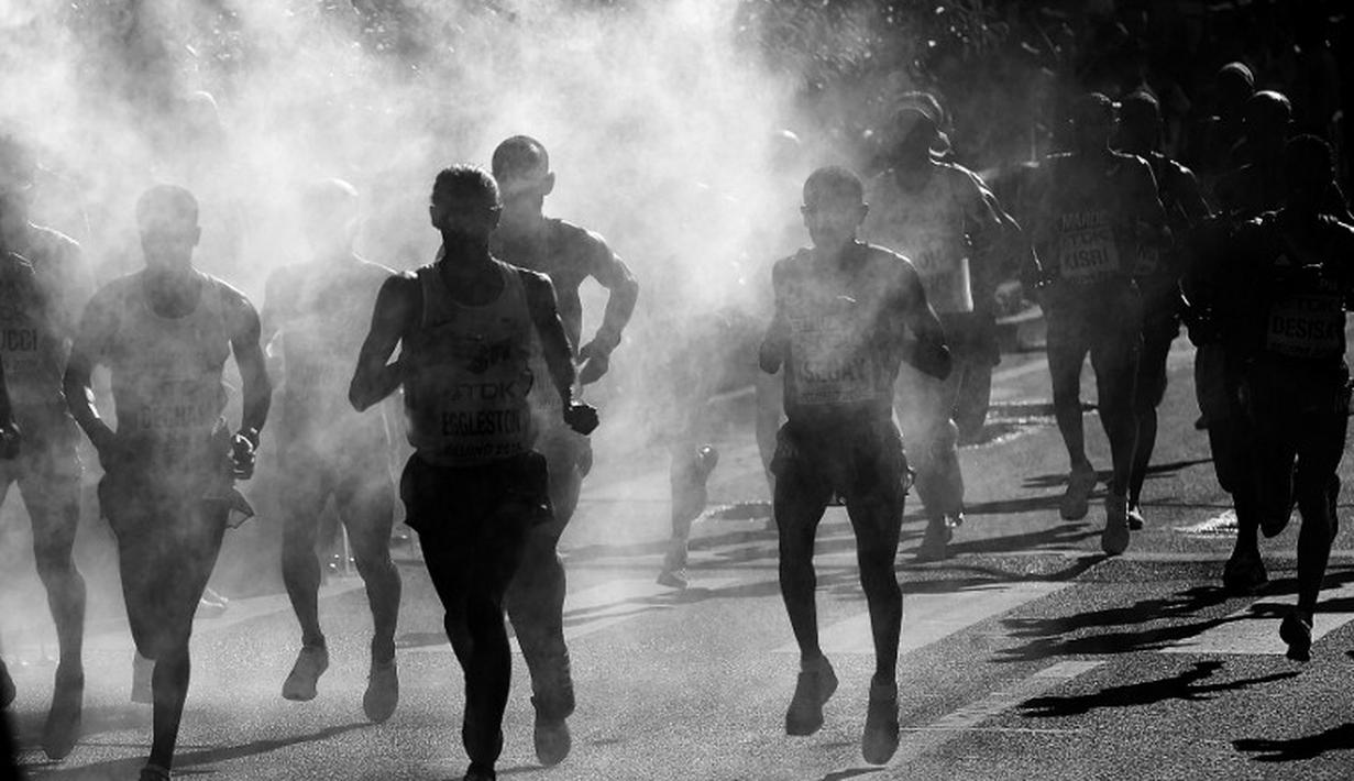 Para atlet saat berlomba di nomor maraton putra Kejuaraan Dunia Atletik 2015 di Stadion Nasional, Beijing, Tiongkok. (22/8/2015). (AFP Photo/Greg Baker)
