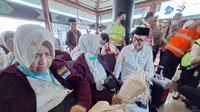 Para jemaah haji lansia ini penuh semangat menarik koper kabin mereka menuju ruang tunggu keberangkatan pesawat Saudi Airlines&nbsp;di Terminal 2 Bandara Soekarno Hatta. Tepatnya di area keluar dari Makkah Route. (Foto:Liputan6/Pramita Tristiawati)