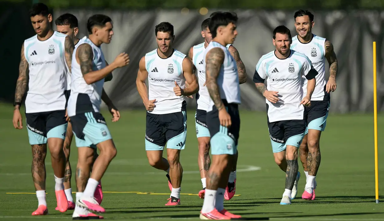 Penyerang Argentina Lionel Messi (kedua dari kanan), gelandang Leandro Paredes (kanan) dan gelandang Giovani Lo Celso (tengah) mengambil bagian dalam sesi latihan selama turnamen sepak bola Piala Dunia 2026 di Sporting KC Training Center, Kansas City pada Kamis 11 Juni 2026. (JUAN MABROMATA/AFP)