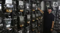 Petugas memeriksa meteran listrik di Rumah Susun Benhil, Jakarta, Kamis (28/11/2019). Pemerintah akan melakukan penyesuaian tarif listrik golongan Rumah Tangga Mampu (RTM) 900 VA pada 1 Januari 2020, kenaikan tarif listrik diperkirakan mencapai Rp29.000 per bulan. (Liputan6.com/Herman Zakharia)