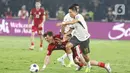 Di babak kedua, intensitas permainan kedua timnas terus meningkat. (Liputan6.com/Angga Yuniar)