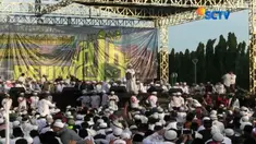Gubernur DKI Jakarta Anies Baswedan yang hadir turut larut dalam lantunan zikir dan doa bersama ribuan umat muslim.