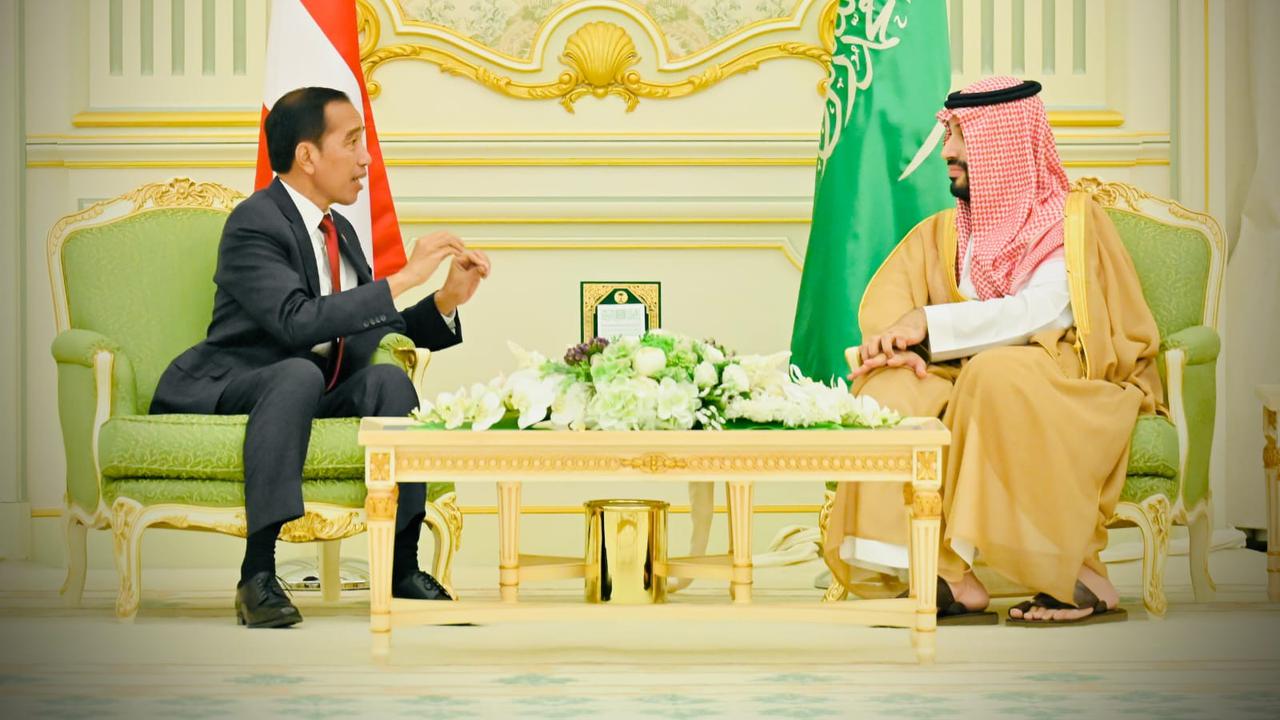 Presiden Jokowi saat melakukan pertemuan bilateral dengan Perdana Menteri (PM) Kerajaan Arab Saudi (KAS) Mohammed bin Salman al-Saud (MBS) di Istana Al-Yamamah, Riyadh, pada Kamis, 19 Oktober 2023.