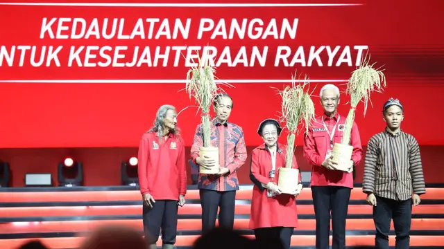 Ketua Umum DPP PDI Perjuangan (PDIP) Megawati Soekarnoputri, Bakal Capres Ganjar Pranowo, dan Presiden Joko Widodo atau Jokowi