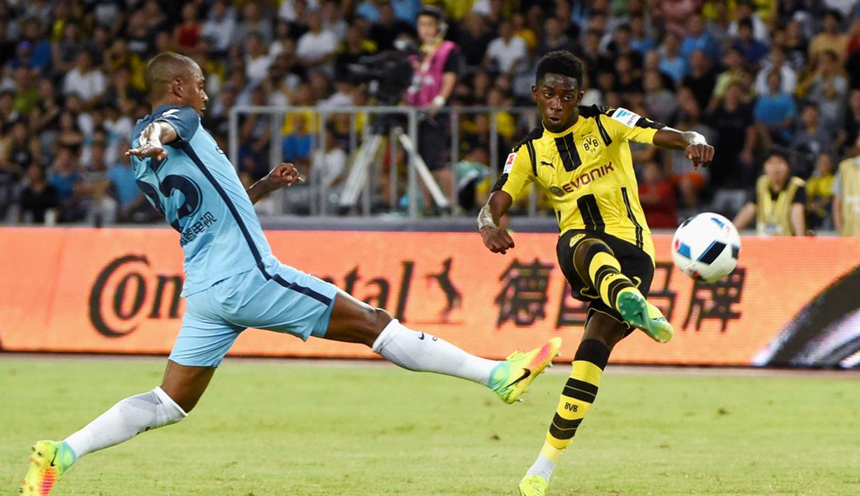 Pemain Manchester City, Fernandinho Luiz Roza, berusaha menghadang bola tendangan pemain Borussia Dortmund, Ousmane Dembele, pada laga International Champions Cup 2016 di Shenzhen, China, Kamis (28/7/2016) . (AFP/Wang Zhao)