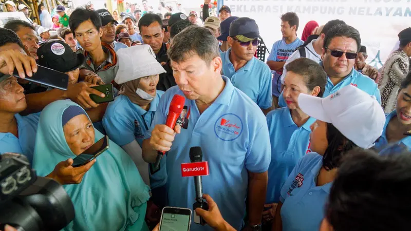 Presidium Relawan Prabowo Subianto (PRPS) dan adik kandung calon presiden (capres) nomor urut 02 Prabowo Subianto, Hashim Djojohadikusumo menyambangi Desa Pantai Bahagia, Kecamatan Muara Gembong, Kabupaten Bekasi, Jawa Barat pada Rabu 17 Januari 2024.