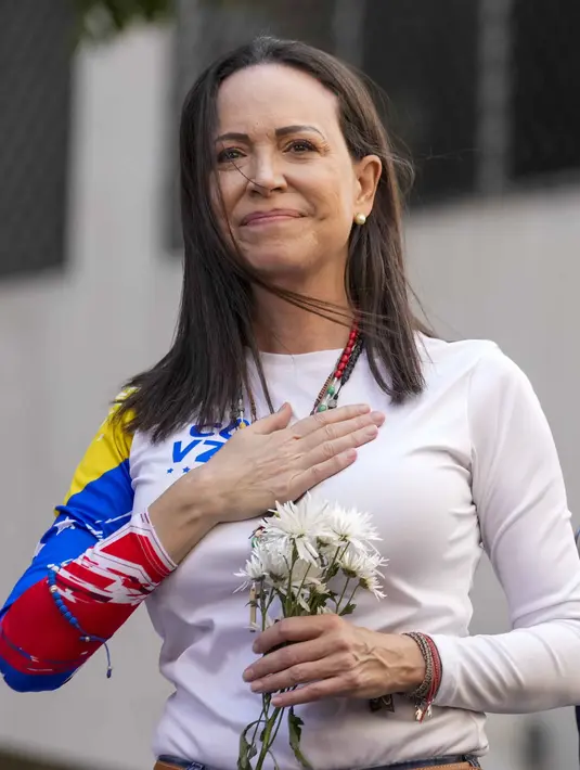 Maria Corina Machado juga dikenal sebagai seorang perempuan yang terus menjaga api demokrasi tetap menyala. Tampak dalam foto ketika pemimpin oposisi Maria Corina Machado memberi isyarat kepada para pendukungnya dalam protes menentang Presiden Nicolas Maduro sehari sebelum pelantikannya untuk masa jabatan ketiga, di Caracas, Venezuela, Kamis, 9 Januari 2025. (AP Photo/Ariana Cubillos)