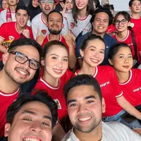 Gaya Yuki Kato Menyaksikan Timnas Indonesia vs Arab di GBK. [@jeromepolin]