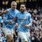 Rayan Cherki (kanan) merayakan golnya buat Man City ke gawang Arsenal dalam lanjutan Liga Inggris 2025/2026, Minggu (19/4/2026). (Darren Staples / AFP)
