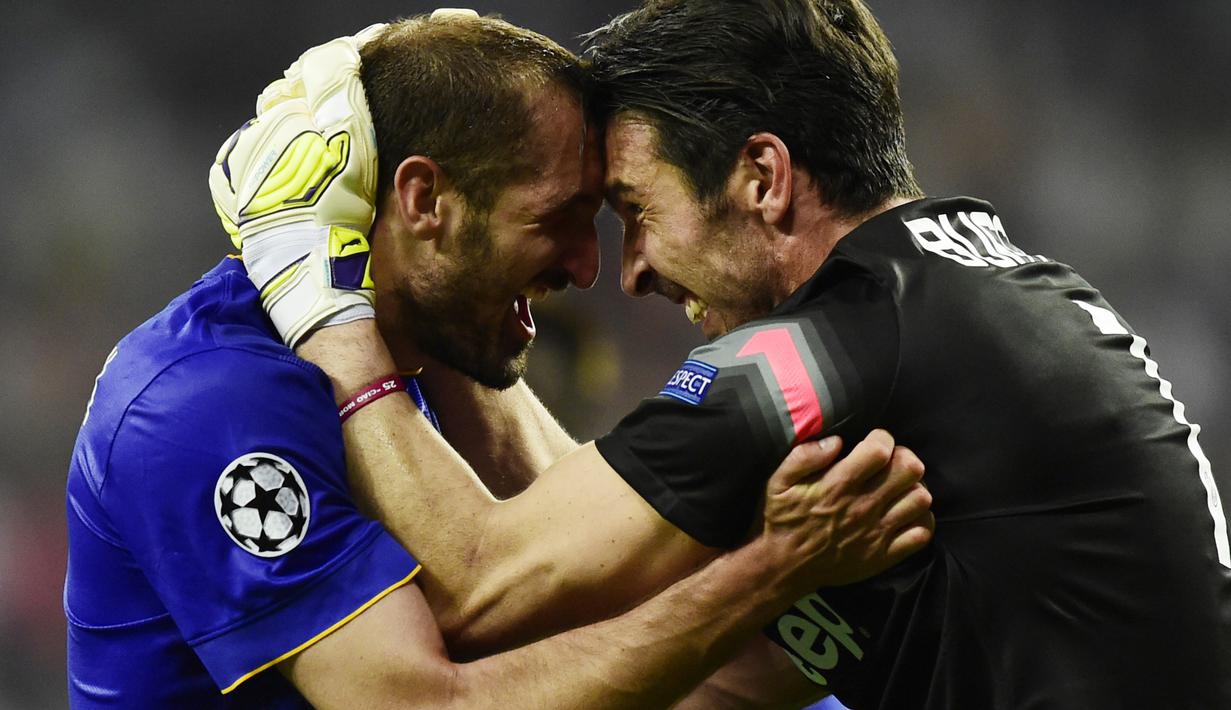 Ekspresi bahagia Buffon dan Giorgio Chiellini (kiri) usai laga semifinal leg kedua Liga Champions melawan Real Madrid di Santiago Bernabeu pada Mei 2015 lalu. ( AFP/Javier Soriano )