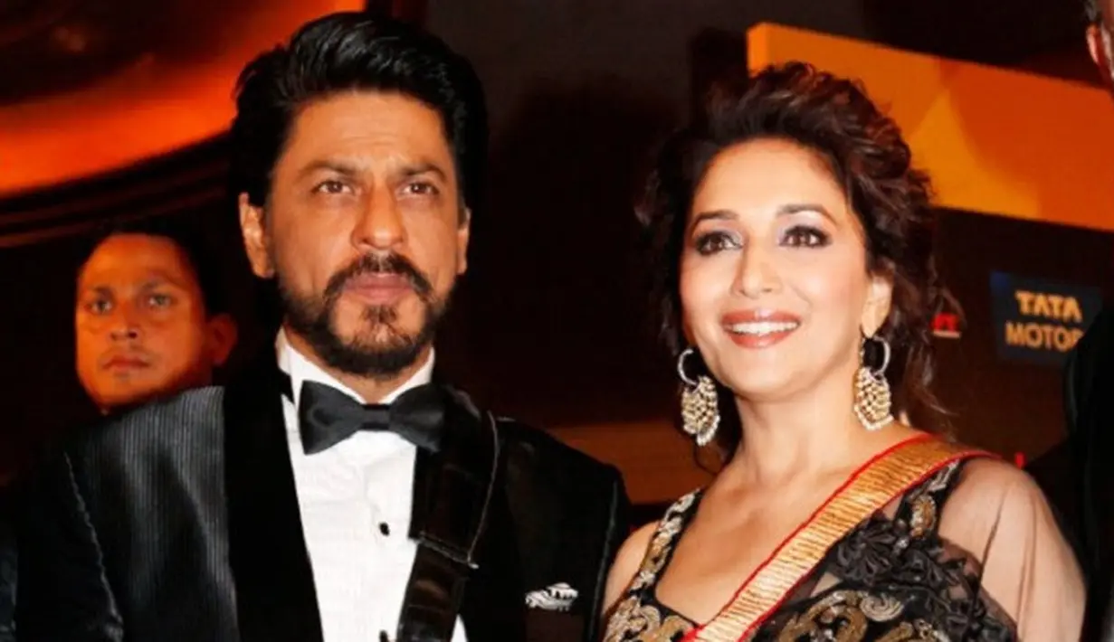 Shahrukh Khan dan Madhuri Dixit pernah beradu akting dengan film Anjaam yang dirilis pada 1994. Film ini menceritakan tentang seorang pramugari yang disukai oleh Shahrukh Khan. (Foto: bollywoodbubble.com)
