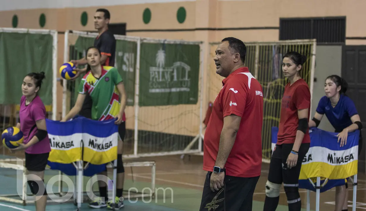 Pelatih voli putri Indonesia, Risco Herlambang, saat memimpin pemusatan latihan nasional jelang SEA Games di Padepokan Voli Sentul, Bogor, Rabu (17/5/2017). (Bola.com/Vitalis Yogi Trisna)