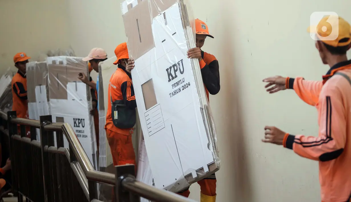 Anggota tim divisi logistik KPU Kecamatan Matraman Gustav mengatakan logistik KPU yang terdiri dari kotak dan bilik suara itu berjumlah masing-masing sebanyak 2.068. (Liputan6.com/Angga Yuniar)