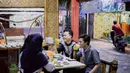 Pengunjung menyantap hidangan yang disajikan di Kedai Soto Kauman Express Sawangan, Depok, Jawa Barat, Senin (13/5). Selama Ramadan, kedai soto ini menyediakan satu paket menu buka puasa yang cukup dibayar dengan doa pada secarik kertas. (Liputan6.com/Immanuel Antonius)
