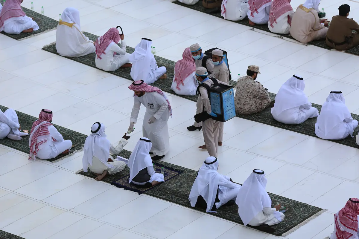 FOTO: Masjidil Haram Gelar Salat Id dengan Jemaah Terbatas