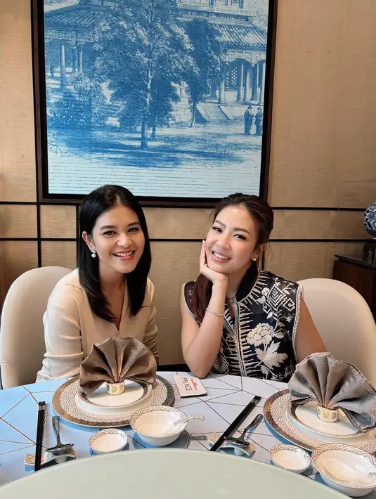 Kahiyang Ayu menutup tampilan kasualnya dengan makeup simple dan anting mutiara [@harumips]