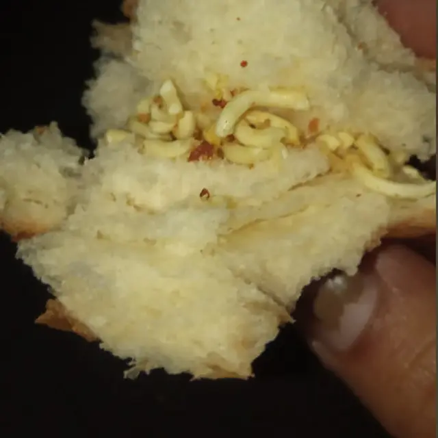 6 Potret Nyeleneh Makan Mi Pakai Roti Tawar, Banyak yang Sebut Enak