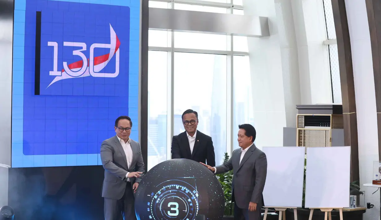 Komisaris Utama PT Bank Rakyat Indonesia (Persero) Tbk, Kartika Wijoatmodjo; Kepala BP BUMN dan COO Danantara Indonesia, Dony Oskaria; dan Direktur Utama PT Bank Rakyat Indonesia (Persero) Tbk, Hery Gunardi (kiri ke kanan) saat Launching BRI Corporate Rebranding, di Menara BRIlian Jakarta, Selasa (16/12/2025). (Kapanlagi.com/Budy Santoso)
