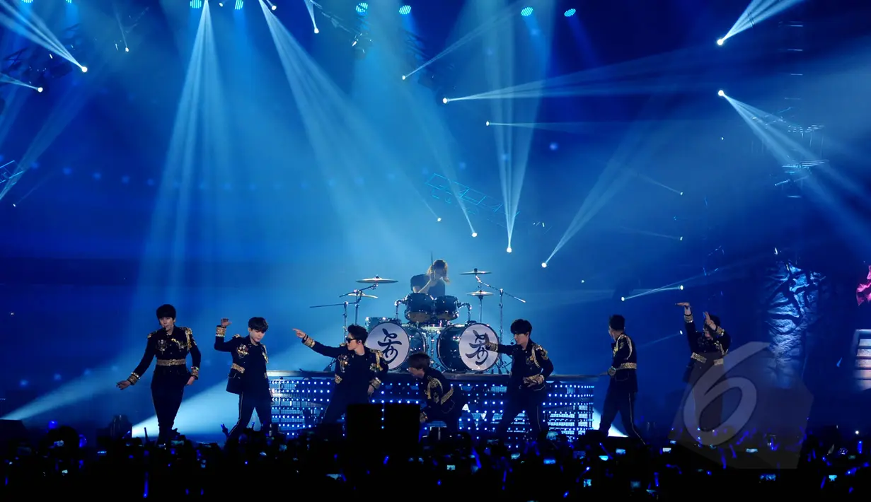 Super Junior saat beraksi dalam konser dunia Super Show 6' di Indonesia Convention Exhibition (ICE), BSD, Tangerang, Minggu (3/5/2015). (Liputan6.com/Faisal R Syam)