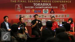 Pihak sponsor memberikan keterangan kepada wartawan saat press conference Torabika Soccer Championship di Main Hall SCTV, Jakarta, Rabu (21/12). Torabika Soccer Championship bergulir sejak April 2016 dengan 306 laga. (Liputan6.com/Gempur M. Surya)