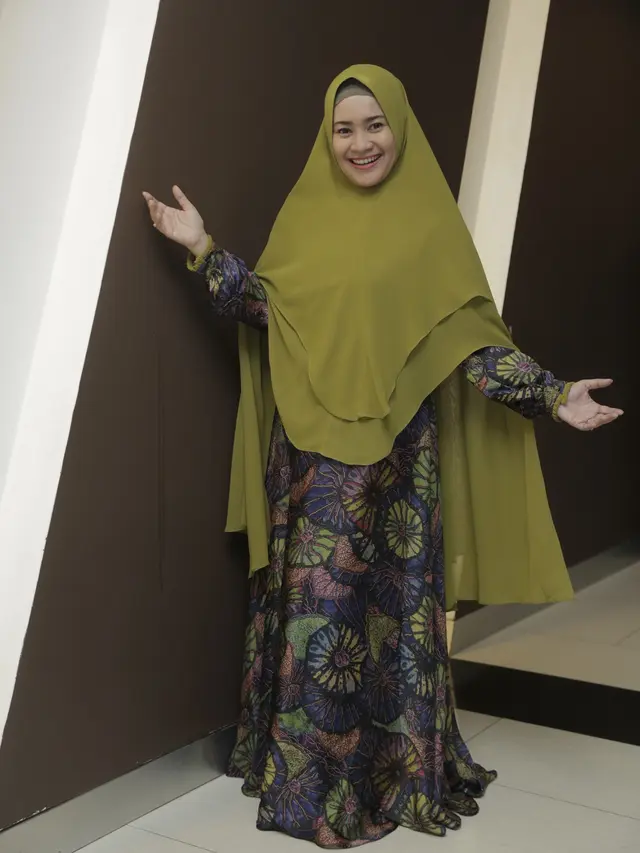 Gaya Anggun Ikke Nurjanah Saat Memakai Hijab Syar'i