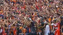 Suporter Persija Jakarta, The Jakmania, memberi dukungan saat melawan Persib Bandung pada laga Liga 1 Indonesia di Stadion Manahan, Solo, Jumat (3/11/2017). Persija menang 1-0 atas Persib. (Bola.com/Ronald Seger)