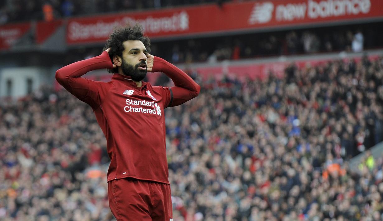 Penyerang Liverpool, Mohamed Salah, melakukan selebrasi usai membobol gawang Chelsea pada laga Premier League di Stadion Anfield, Minggu (14/4). Liverpool menang 2-0 atas Chelsea. (AP/Rui Vieira)