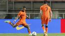 Memasuki penghujung pertandingan, Belanda mampu menyamakan kedudukan (2-2) pada menit ke-89. Lagi-lagi Memphis Depay, lewat tendangan bebasnya yang melesat sempurna ke gawang Skotlandia. (Foto: AP/Miguel Morenatti)