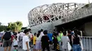 Penonton bersiap menyaksikan atraksi truk monster pertama di Stadion Nasional "Bird's Nest", Beijing, China (29/7). Pada akhir tahun 2017, Monster Jam akan mengadakan acara di 56 kota internasional dan 30 negara. (AP Images for Feld Entertainment, Inc.)