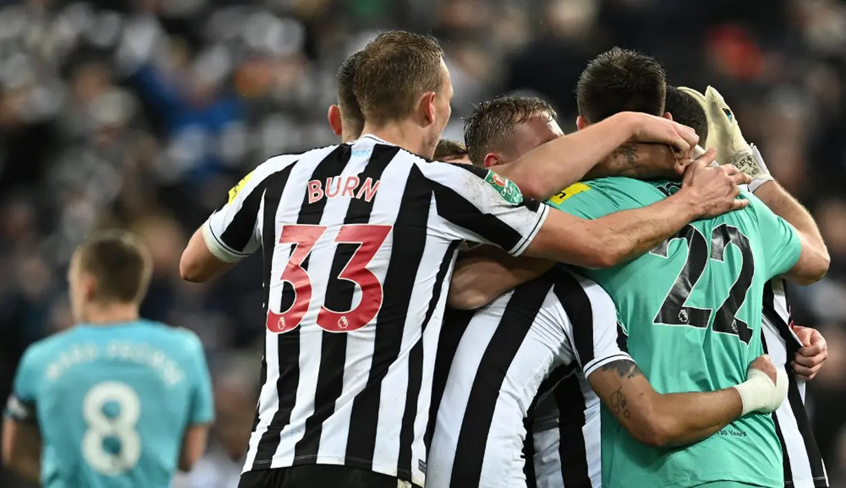 Para pemain Newcastle United merayakan kemenangan atas Southampton pada pertandingan sepak bola semifinal Piala Liga Inggris di Stadion St James's Park, Newcastle, Inggris, 31 Januari 2023. Newcastle United mengalahkan Southampton dengan skor 2-1 dan berhasil melenggang ke final Piala Liga Inggris. (Paul ELLIS/AFP)