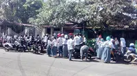 Puluhan pelajar SMK dan SMA melakukan aksi corat-coret baju dan konvoi di jalanan di Hardiknas. (Liputan6.com/Jayadi Supriadin).