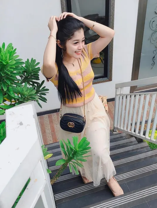 Vivi Artika juga kerap mengcover lagu-lagu populer, seperti Sayang, Korban Janji, dan lain-lain. Gaya penampilan sehari-hari Vivi Kartika pun terlihat fashionable. Ia juga tampil mencuri perhatian dengan riasan wajah yang tipis serta rambut panjangnya yang disisir rapi. (Liputan6.com/IG/@viviartika)
