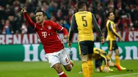 Gelandang Bayern Muenchen, Thiago Alcantara melakukan selebrasi usai mencetak gol ke gawang Arsenal pada pertandingan 16 besar Liga Champions di Allianz Arena, Munchen, (16/2). Alcantara mencetak dua gol dipertandingan ini. (AFP Photo / Odd Andersen)