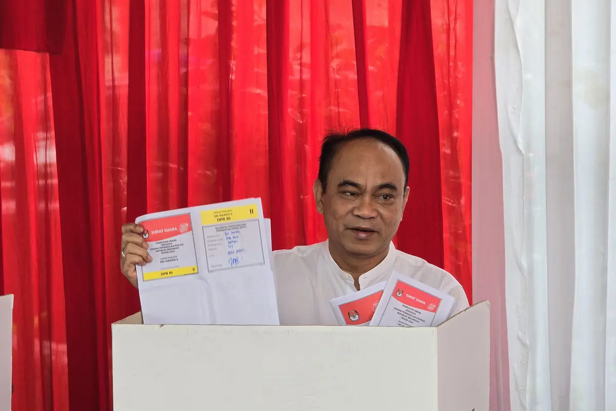 Menkominfo Budi Arie Setiadi menunjukkan surat suara usai mencoblos di TPS 001 Komplek Menteri Taman Widya Chandra Jakarta