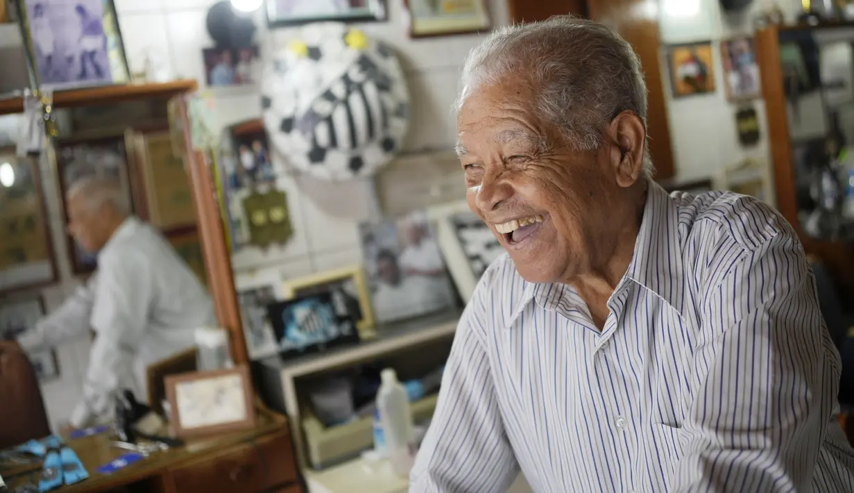 Didi yang kini berusia 84 tahun itu bercerita kalau sang legenda datang untuk memotong rambutnya beberapa kali dalam sebulan. (AP Photo/Matias Delacroix)