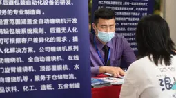 Pencari kerja melakukan wawancara dengan sebuah perusahaan dalam bursa kerja yang digelar di Universitas Jianghan di Wuhan, Hubei, 1 Juni 2020. Lebih dari 80 perusahaan berpartisipasi dalam bursa kerja luring pertama bagi para lulusan setelah pandemi covid-19 mereda di Wuhan. (Xinhua/Cheng Min)