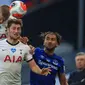 Pemain Tottenham Hotspur, Eric Dier (kiri) dan Ben Davies berebut bola dengan penyerang Everton, Dominic Calvert-Lewin pada lanjutan pertandingan Liga Inggris di Tottenham Stadium, Selasa (7/7/2020) dini hari. Tottenham Hotspur susah payah mengalahkan Everton 1-0. (Richard Heathcote/Pool via AP)