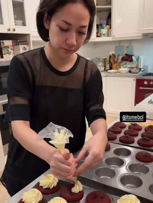 Cup cake tersebut pun spesial dibuat homemade oleh BCL sendiri. [@tikoaryawardhana]