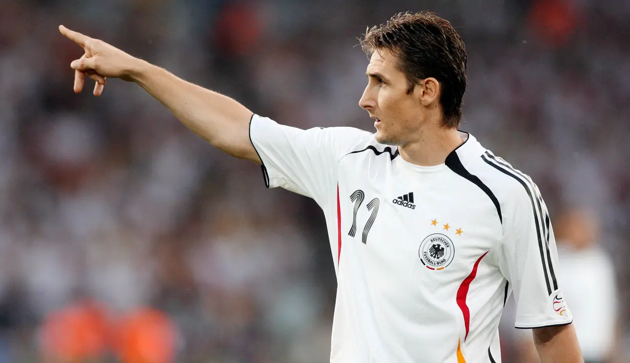 Miroslav Klose dari Jerman merupakan top skor Piala Dunia 2006 dengan torehan 5 Gol. Pemain spesialis Piala Dunia ini mengukuhkan diri sebagai pemain dengan jumlah gol terbanyak di sepanjang sejarah Piala Dunia dengan 16 gol. (AFP/Patrik Stollarz)