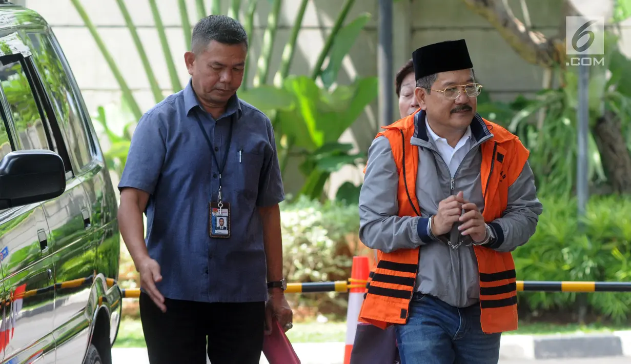 Pemilik PT Jasa Promix Nusantara dan PT Secilia Putri, Sibron Azis bersama Direktur PT WKE Lily Sundarsih tiba di Gedung KPK, Jakarta, Senin (11/2). Lily diperiksa terkait dugaan suap proyek pembangunan SPAM di Kementerian PUPR. (Merdeka.com/Dwi Narwoko)