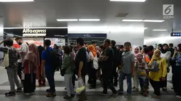 Warga mengantre untuk mencoba menaiki moda raya Terpadu  Mass Rapid Transit  MRT di Stasiun MRT Bundaran HI, Jakarta, Jumat (29/3). Terkait tarif kereta MRT minimum yag telah disepakati adalah Rp.3000 sampai maksimum Rp.14.000 dari Lebak Bulus- Bundaran HI. (merdeka.com/Imam Buhori)