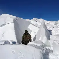 Upaya tim penyelamat mencari lelaki yang sudah terkubur di dalam salju selama 6 hari. (AFP)