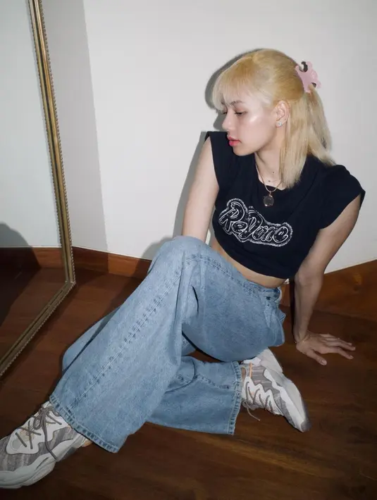 Masih dengan rambut pirangnya, kali ini Lisa menjepit sedikit rambutnya ke belakang. Lisa tampil kece mengenakan atasan crop top yang dipasangkan dengan celana jeans panjang. (Instagram/@lalalalisa_m)