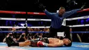 Wasit menghentikan pertandingan setelah Amir Khan dipukul jatuh oleh Saul Alvarez dalam laga kelas menengah WBC di T-Mobile Arena, Las Vegas, AS, (7/5/2016). Amir Khan sempat pingsan setelah jatuh ke kanvas. (Action Images via Reuters/Andrew Couldridge)