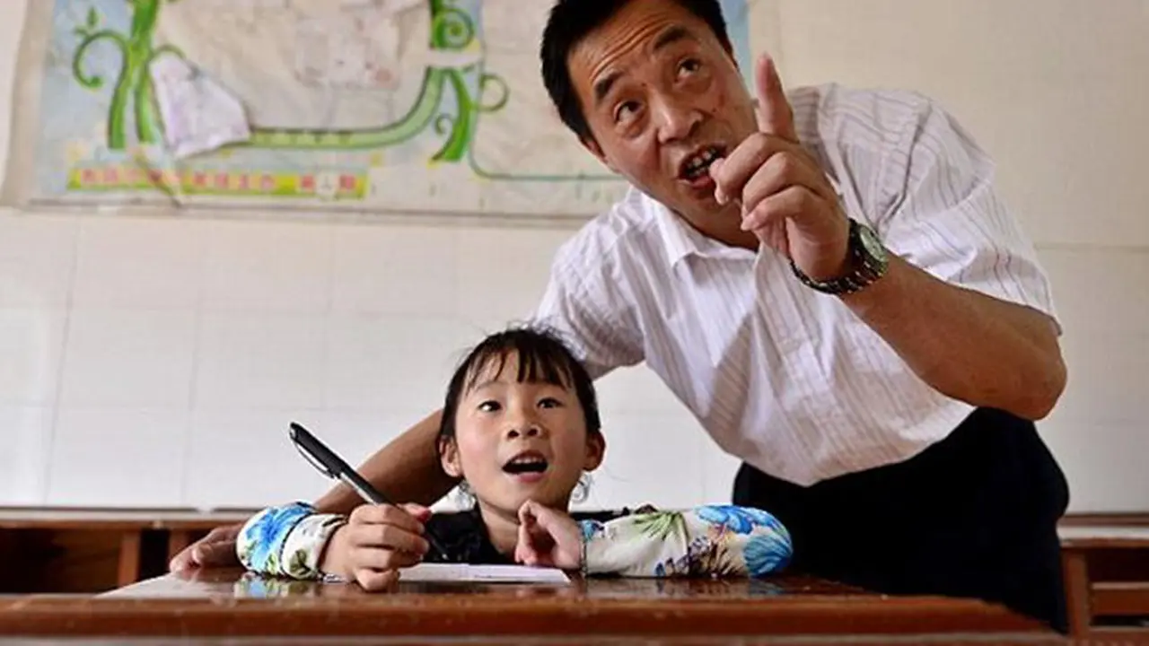 Cuma Miliki Satu Orang Murid, Guru Ini Tetap Semangat Mengajar