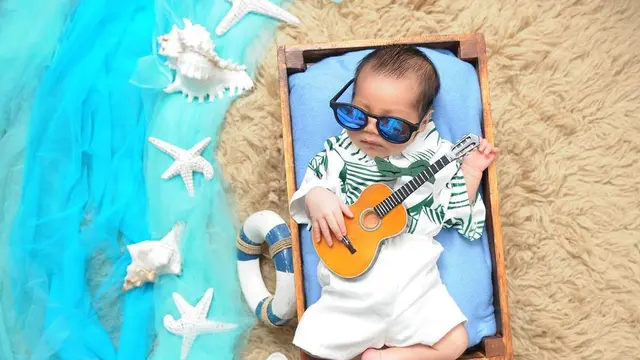 5 Gaya Pemotretan Baby Born Anak Westny Dj, Menggemaskan