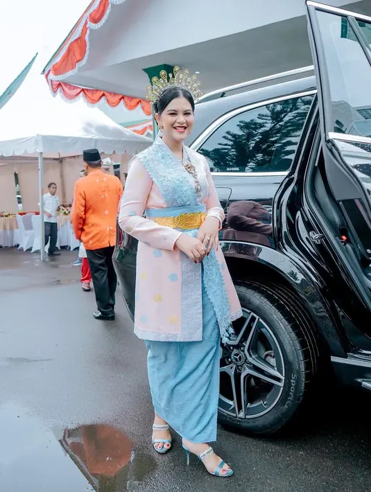 Penampilan tak terlupakan dari Kahiyang Ayu saat merayakan HUT RI mengenakan baju adat bernuansa biru muda pastel dan pink yang lembut.  [Foto: Instagram/ayanggkahiyang]